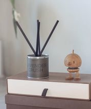 Miljövänligt doftset Lavender Crush i en minimalistisk skandinavisk inredningsmiljö.