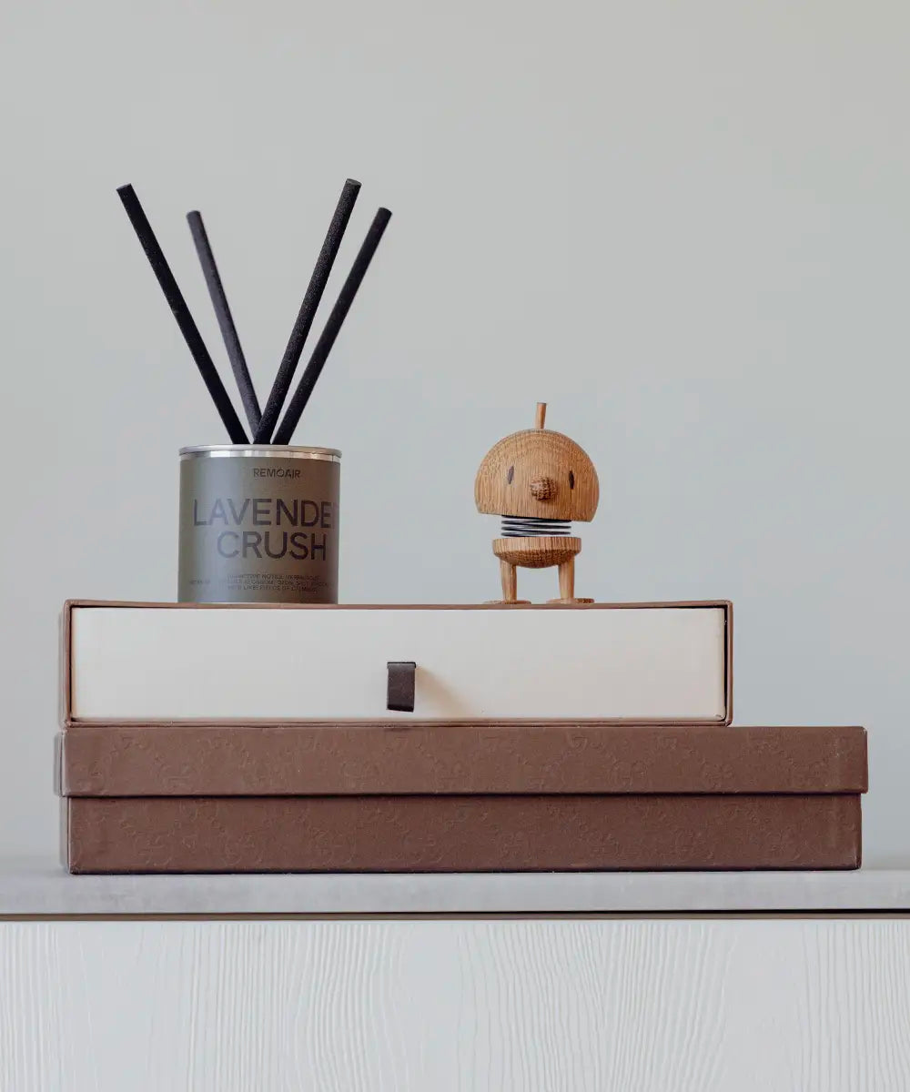 Lavender Crush doftspridare med mossgrön etikett och svarta stickor i en silver plåtburk.