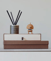 Lavender Crush doftspridare med mossgrön etikett och svarta stickor i en silver plåtburk.