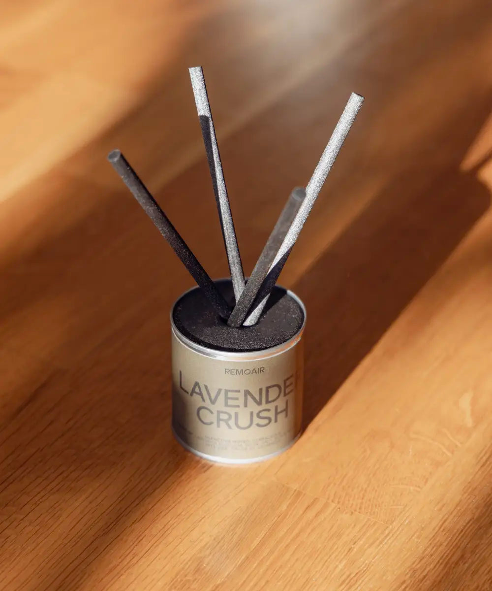 Svenska veganska doftpinnar Lavender Crush på ljust parkettgolv i naturligt solljus.