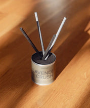 Svenska veganska doftpinnar Lavender Crush på ljust parkettgolv i naturligt solljus.