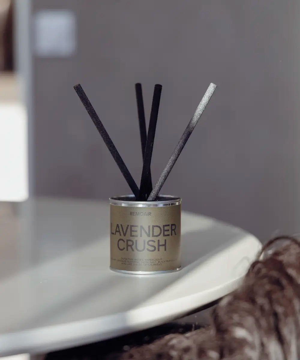 Närbild på Lavender Crush doftpinnar tillverkade i Sverige med korta lyxiga svarta stickor.