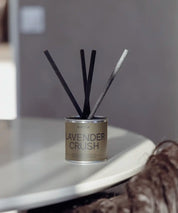 Närbild på Lavender Crush doftpinnar tillverkade i Sverige med korta lyxiga svarta stickor.