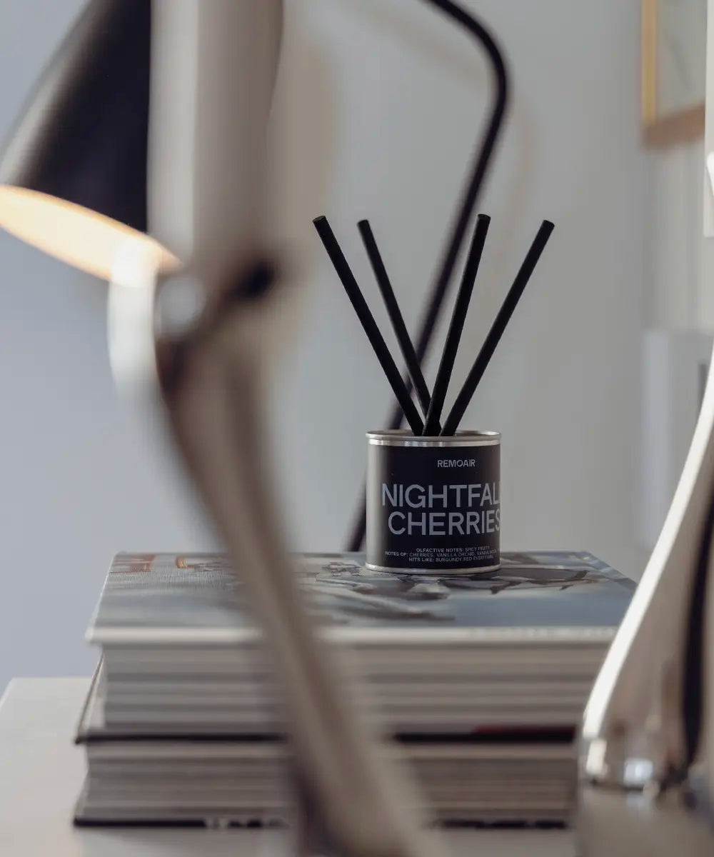 Nightfall Cherries doftset med korta svarta stickor och svart lock i minimalistisk skandinavisk miljö.