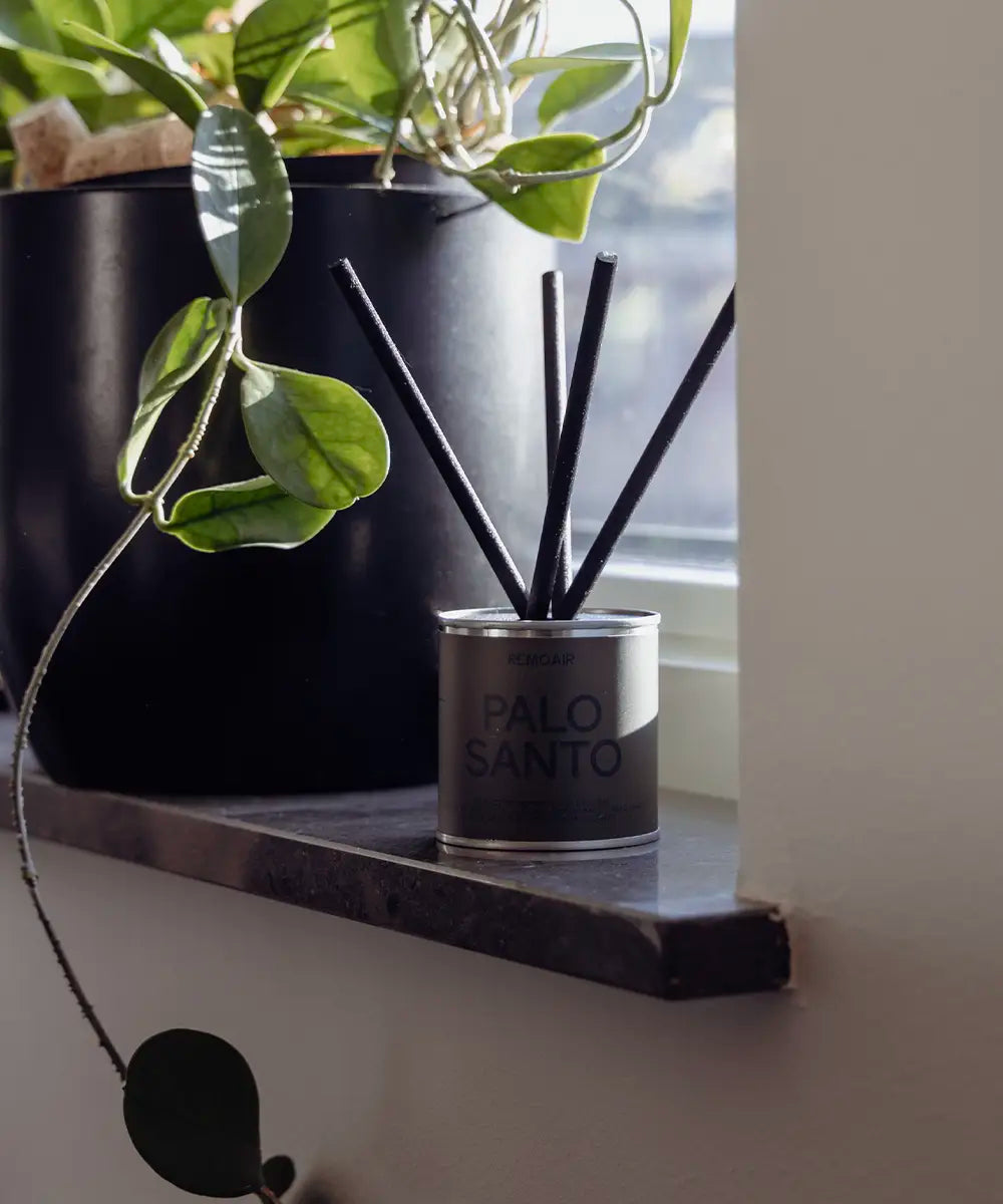 Svenska veganska doftpinnar Palo Santo med mossgrön etikett i miljövänlig silver plåtburk.