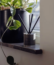 Svenska veganska doftpinnar Palo Santo med mossgrön etikett i miljövänlig silver plåtburk.