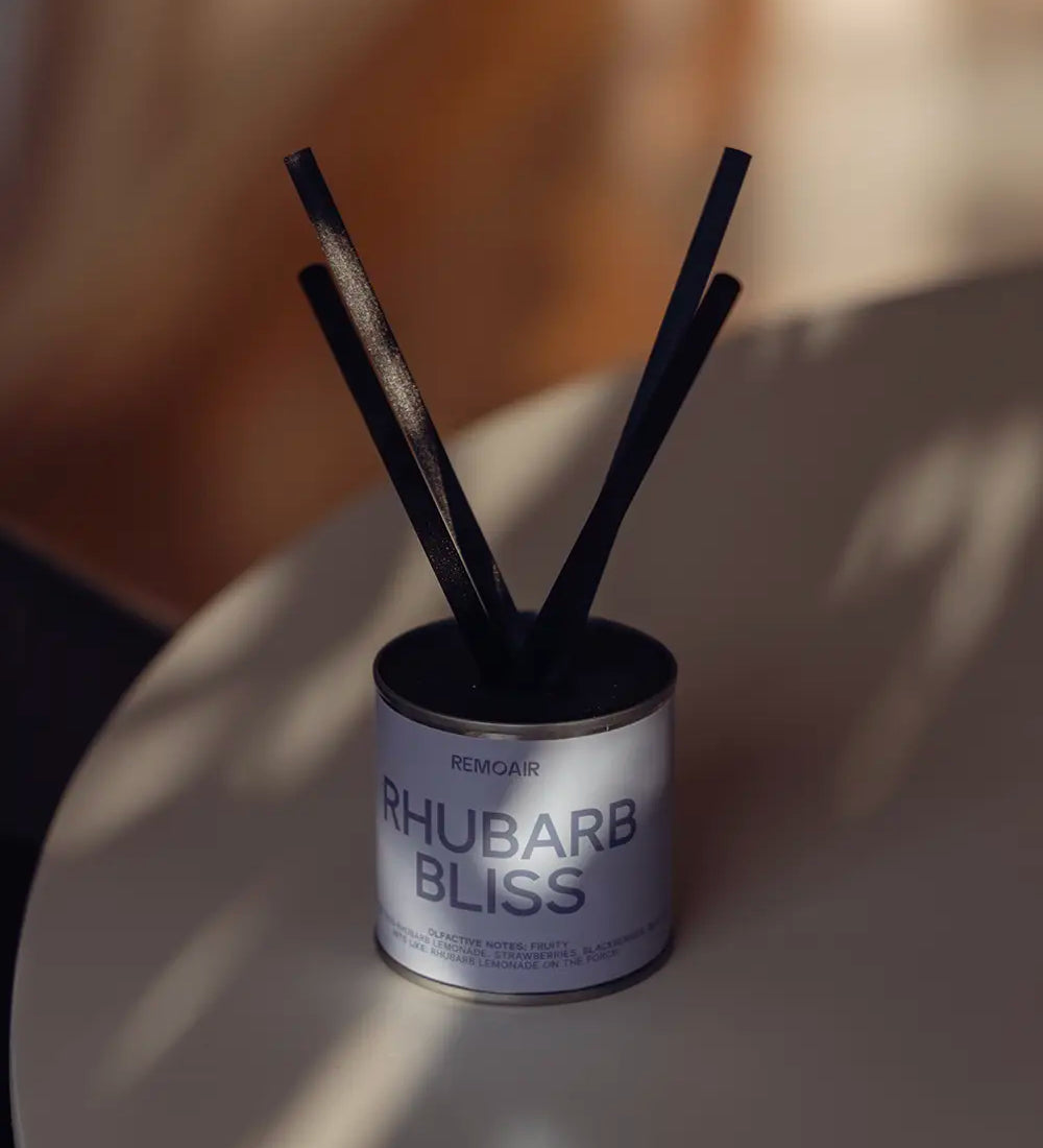 Rhubarb Bliss doftset med korta svarta stickor och stilren ljusblå detalj på ett bord.