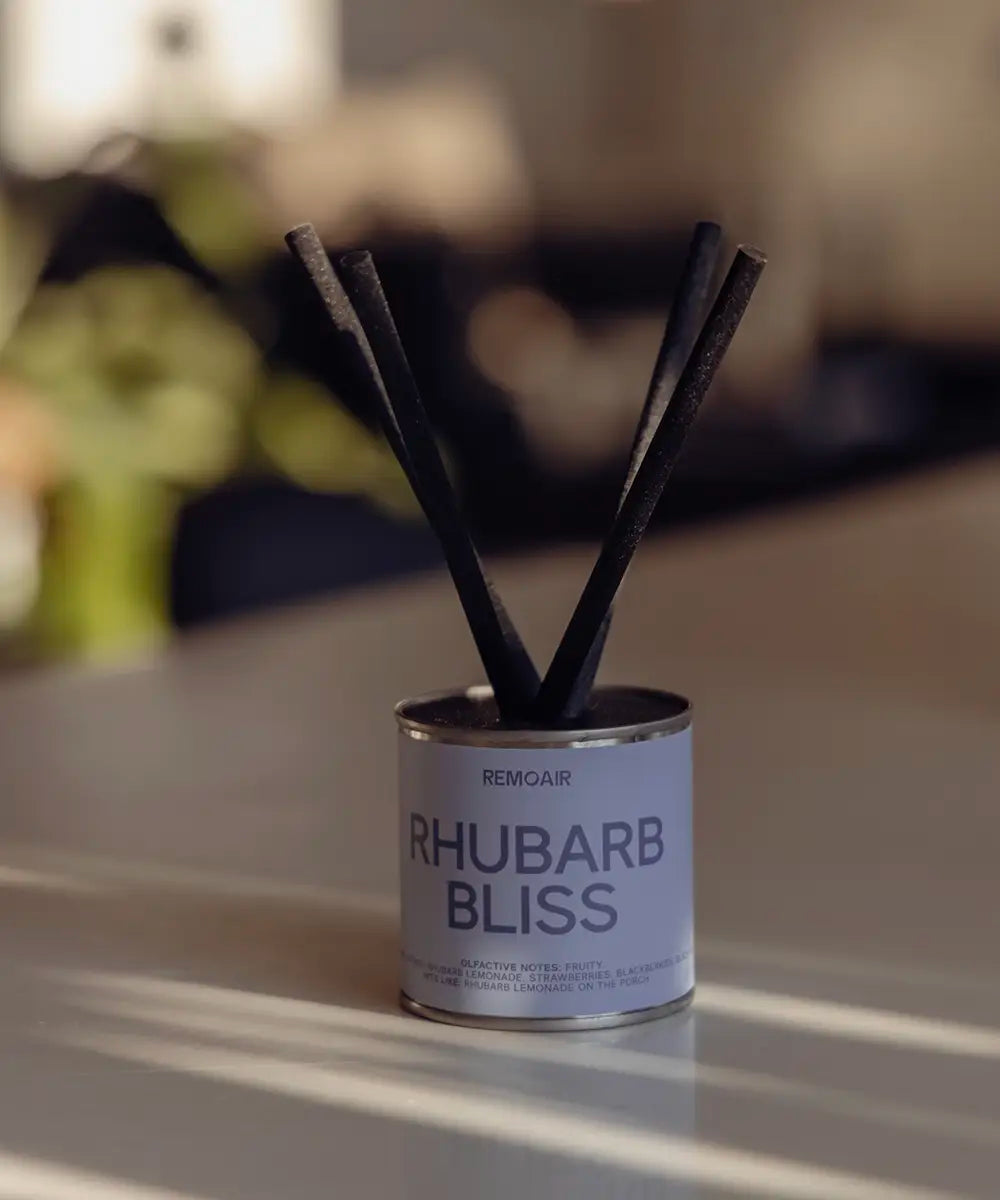 Miljövänlig doftspridare Rhubarb Bliss i en ljus och minimalistisk skandinavisk inredning.