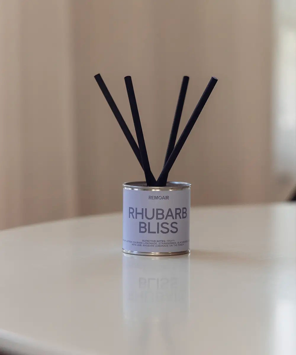 Lyxiga doftpinnar Rhubarb Bliss tillverkade i Sverige, placerade på inredningsböcker. 