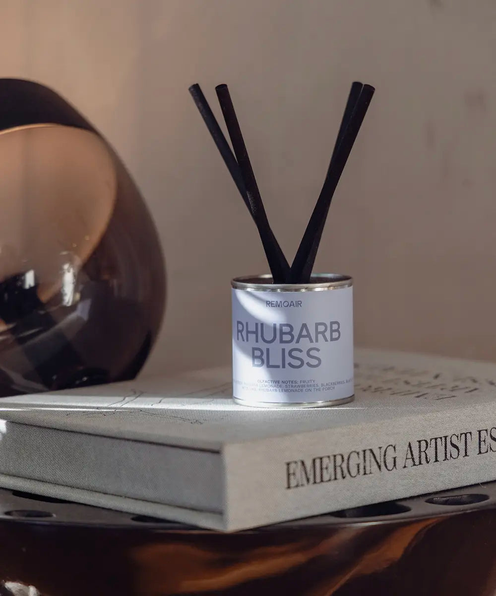 Svenska veganska doftpinnar Rhubarb Bliss med ljusblå etikett i silver plåtburk