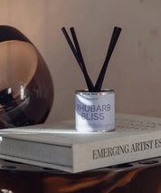 Svenska veganska doftpinnar Rhubarb Bliss med ljusblå etikett i silver plåtburk