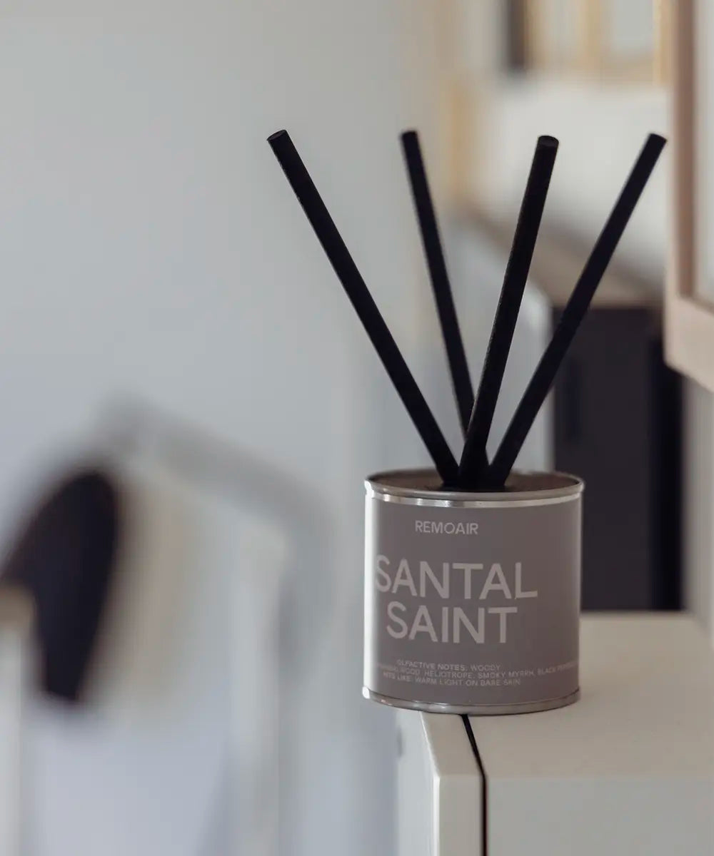 Santal Saint doftset i minimalistisk silverbehållare placerad som en exklusiv inredningsdetalj.