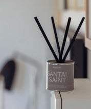 Santal Saint doftset i minimalistisk silverbehållare placerad som en exklusiv inredningsdetalj.