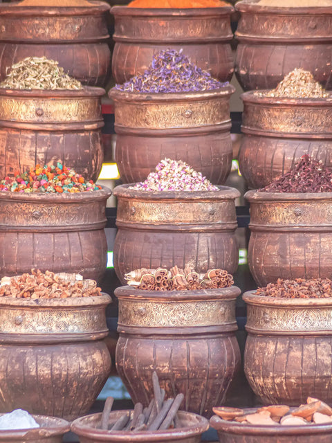 olika orientaliska kryddor i tunnor